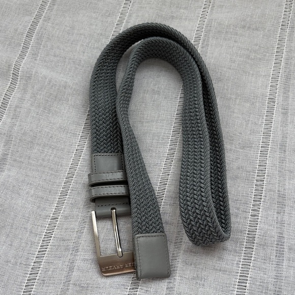 Under Armour NWOT Gray Belt with Silver Buckle - Picture 6 of 9